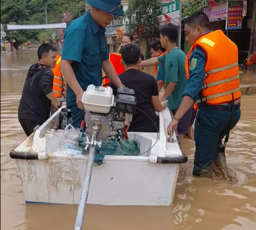 NHỮNG CUỘC VƯỢT CẠN TRONG MÙA LŨ Ở KỲ SƠN